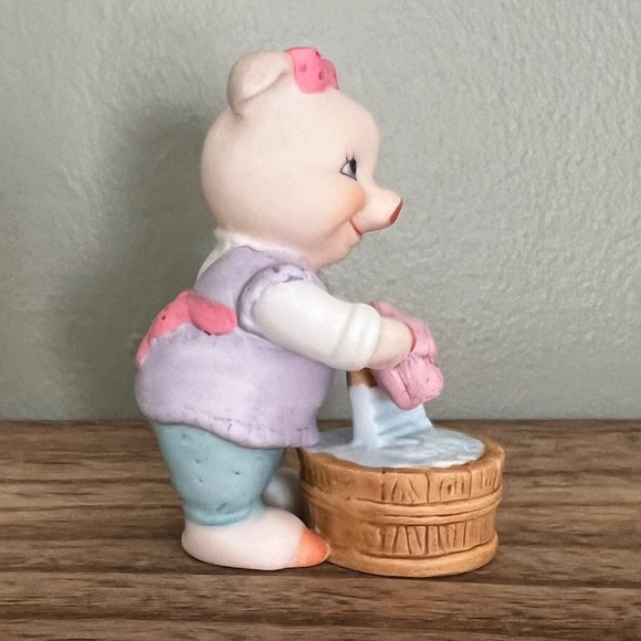 EUC - Bronson Collection Vintage 1995 BC Pig Figurine - "Doing Laundry" - Picture 4 of 6